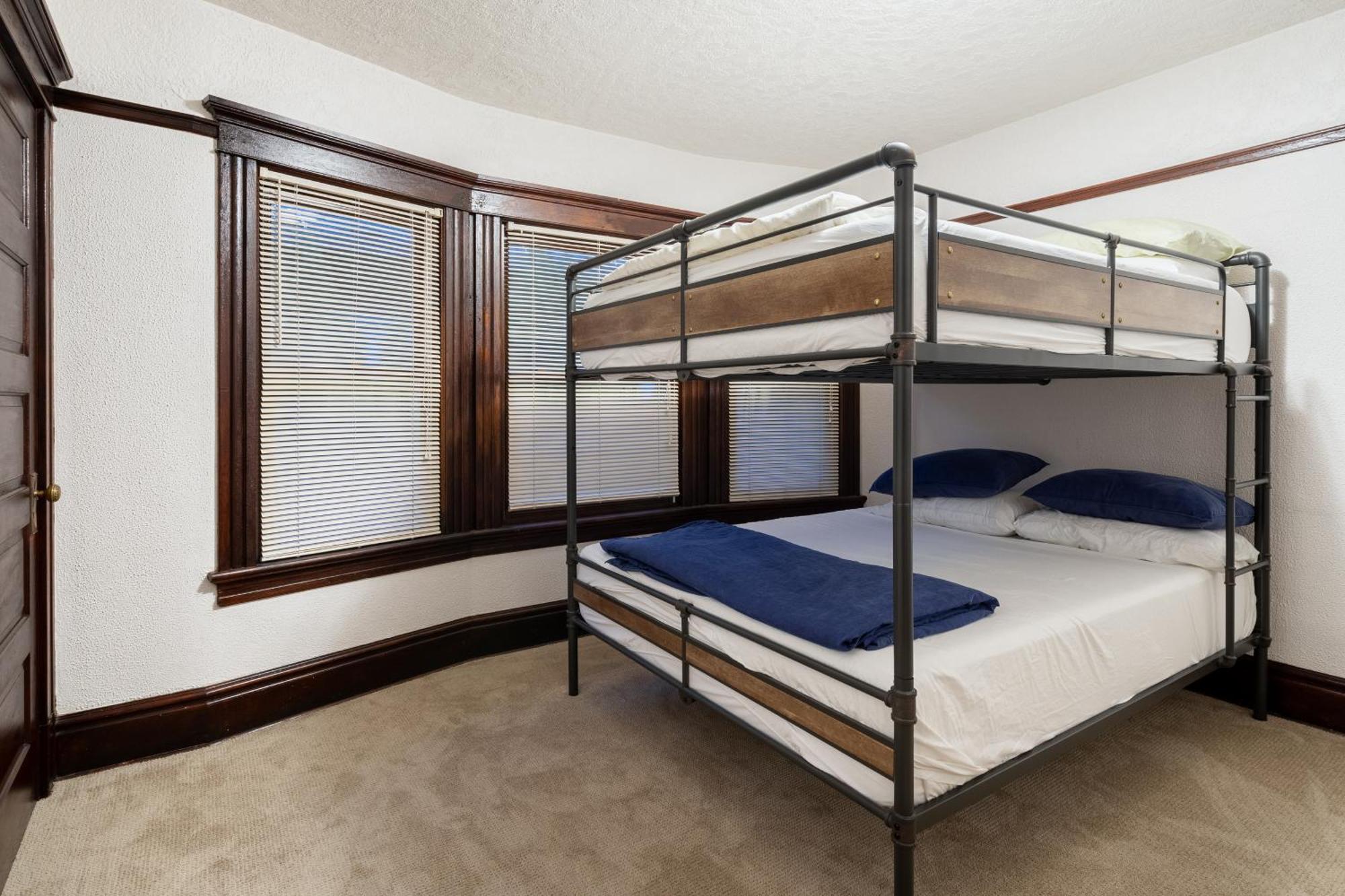 Collection - Historic Pdx - Sleeps 10, Perfect Location Holiday home *